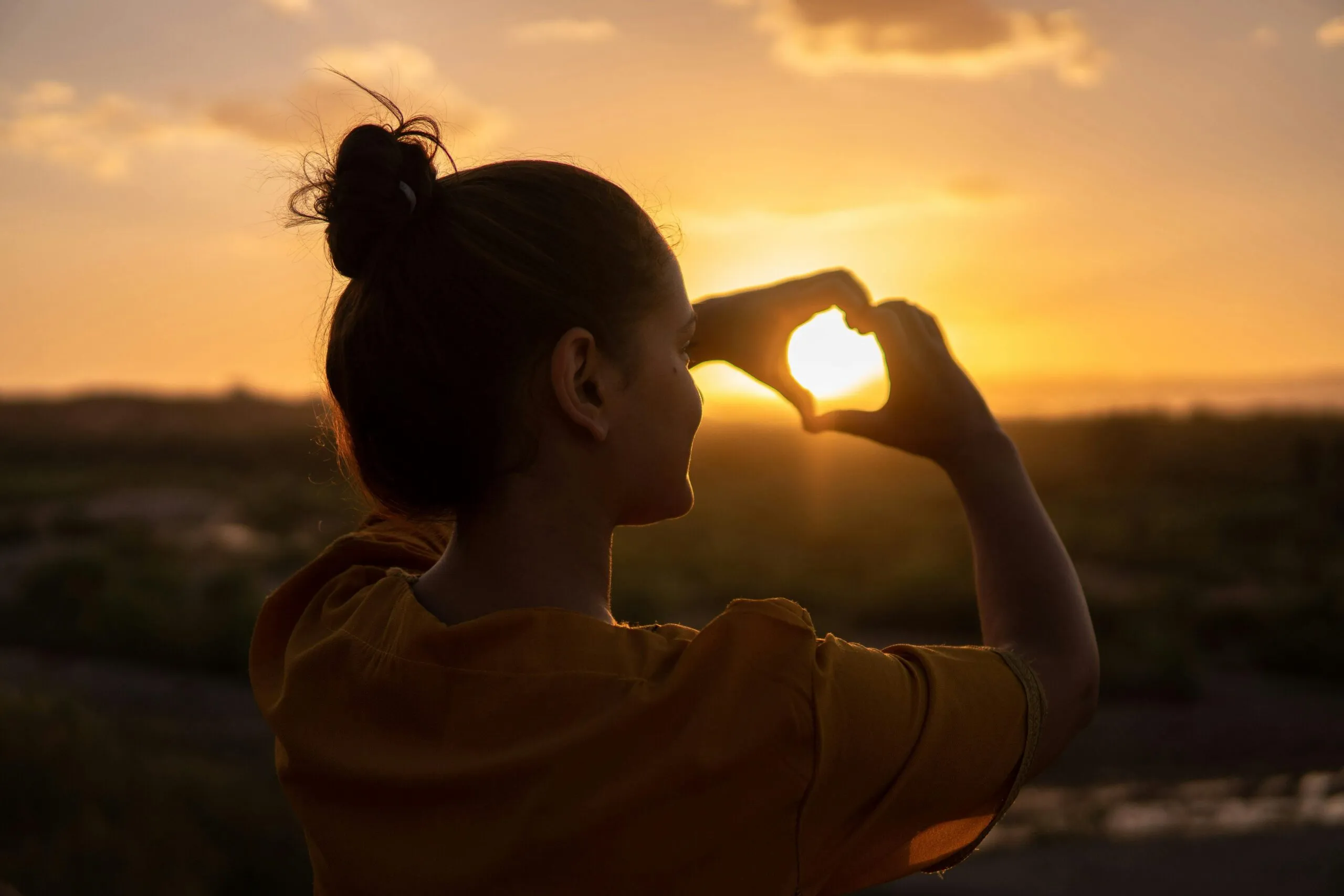 Woman silhouette at sunset representing self-discovery and reclaiming self-worth in sexual compulsivity recovery