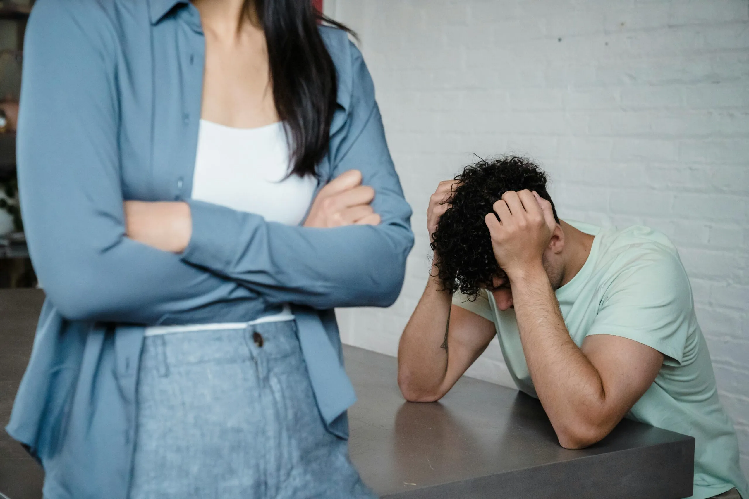 Couple experiencing conflict and tension representing the need for effective breaks during arguments in relationships